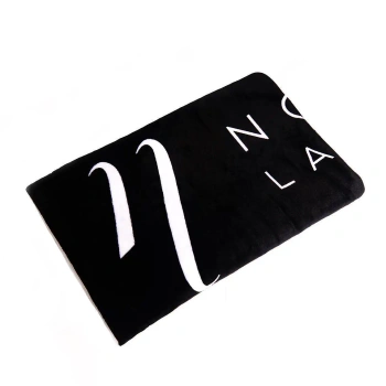 Decke mit Logo von Noble Lashes