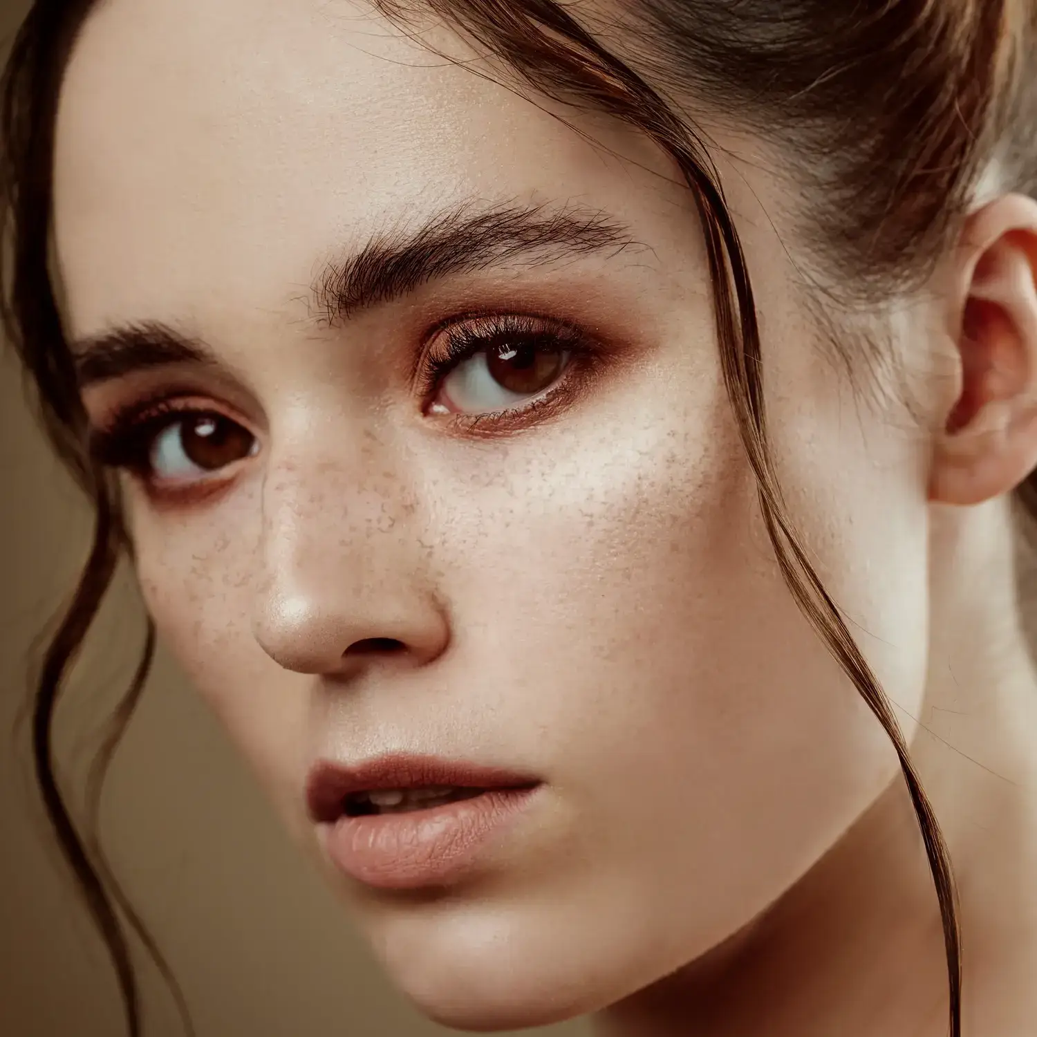Braune Wimpern im Light-Volume-Stil