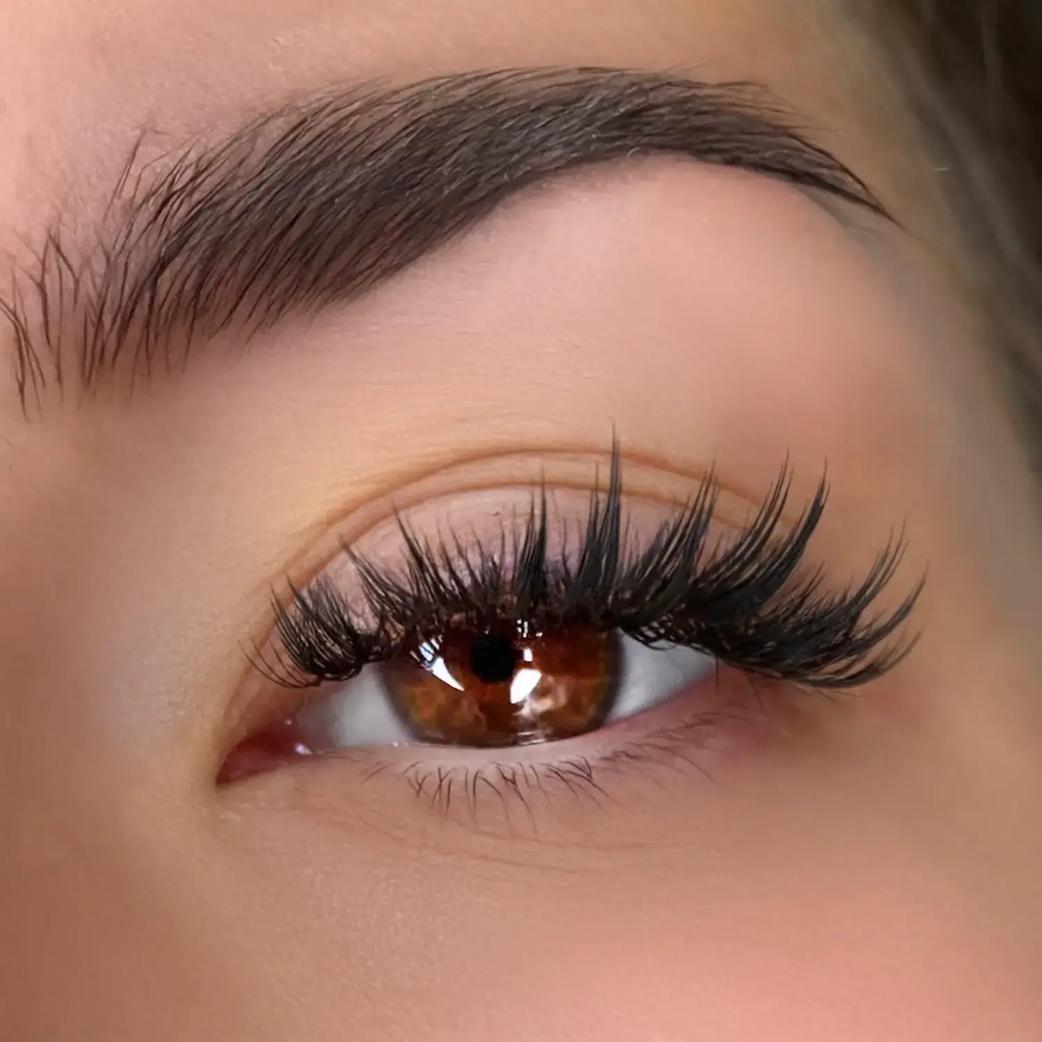 Wimpernstyling im Feder-Look