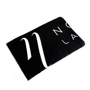 Decke mit Logo von Noble Lashes 