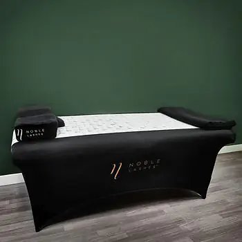Laken für Kosmetik Bett mit großem Logo von Noble Lashes