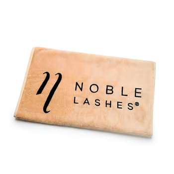Decke mit Logo von Noble Lashes 