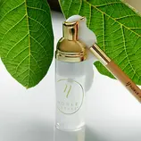 Jak myć rzęsy przedłużone, pojemnik i pędzelek z szamponem do rzęs