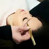 pęseta do regulacji brwi z grzebykiem