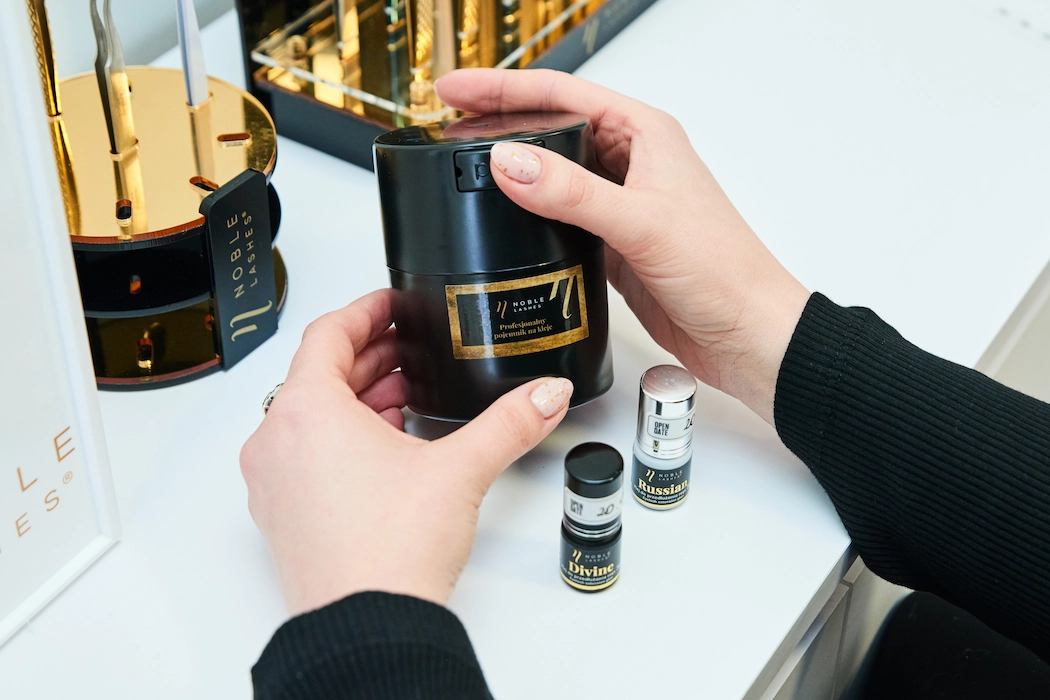 Behälter für Wimpernkleber