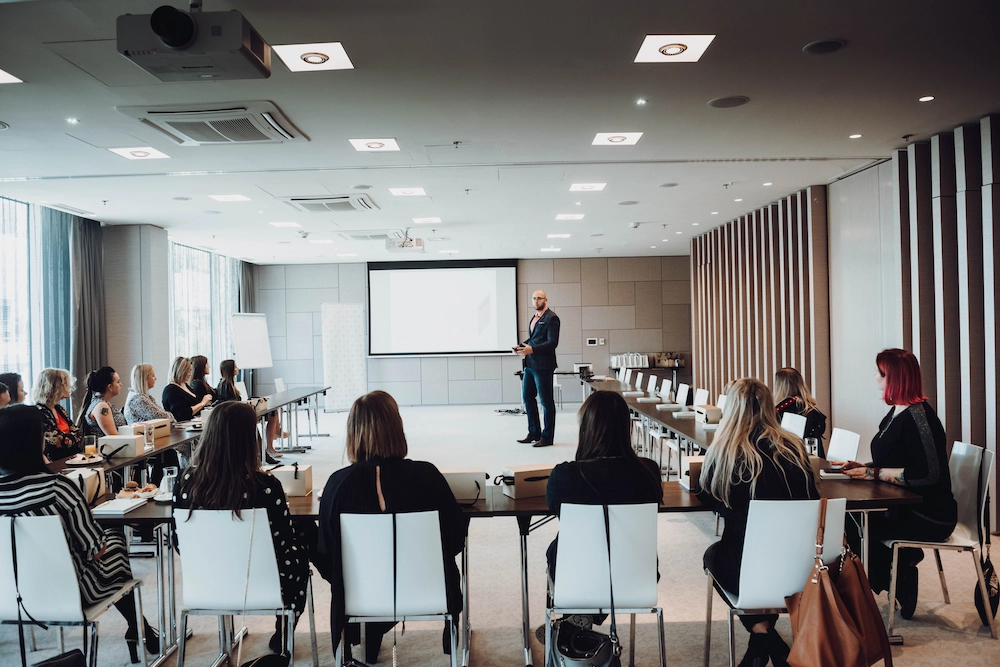 Präsentation und Schulung von Noble Lashes für Wimpernstylistinnen Präsentation und Schulung von Noble Lashes für Wimpernstylistinnen