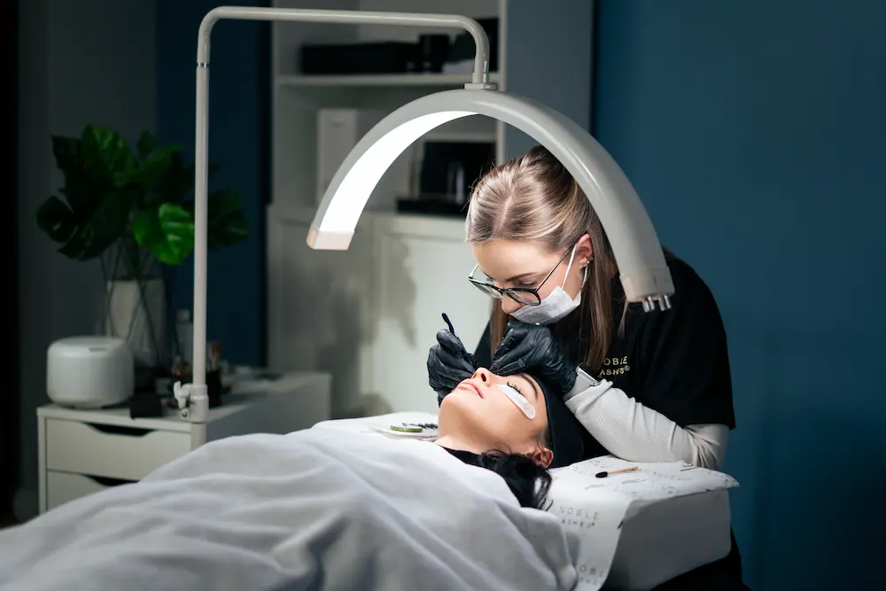 Lash-Stylistin bei der Arbeit Lash-Stylistin bei der Arbeit