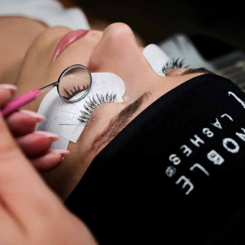 Noble Lashes Spiegel