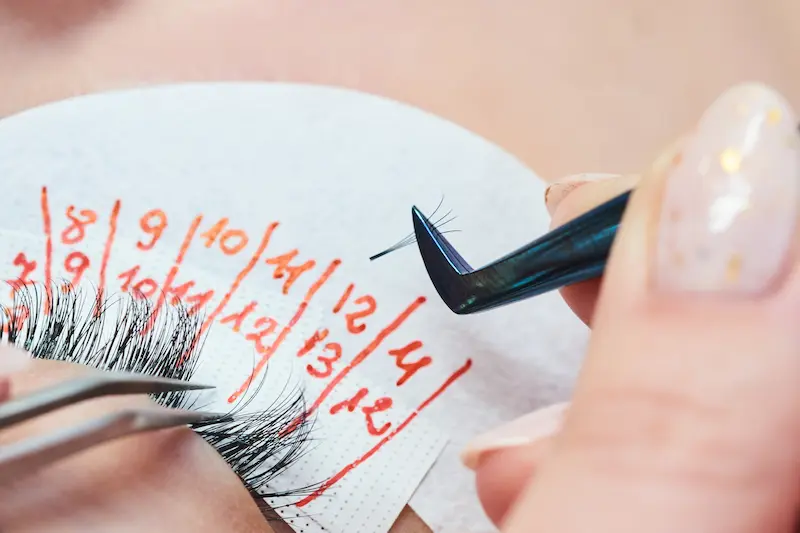 Wimpernverlängerungsbehandlung