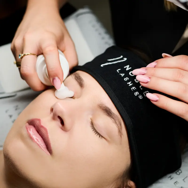 Pure Lash & Brow Shampoo in Anwendung