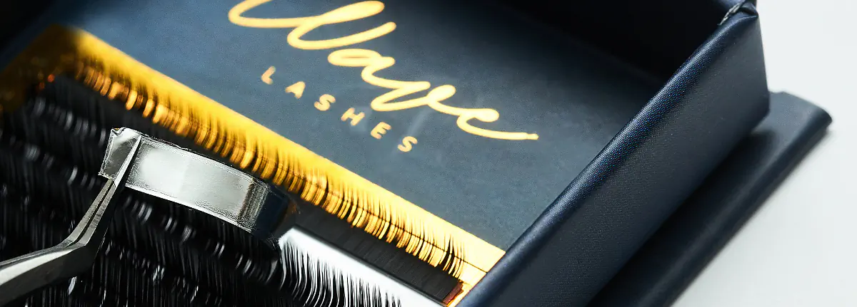 Müheloses Abziehen folienbeschichteter Wimpernstreifen – Clean Peel Technologie