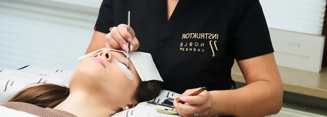 Kosmetiksalon zu Hause – Lohnt sich das? Vorteile und Nachteile der selbstständigen Arbeit