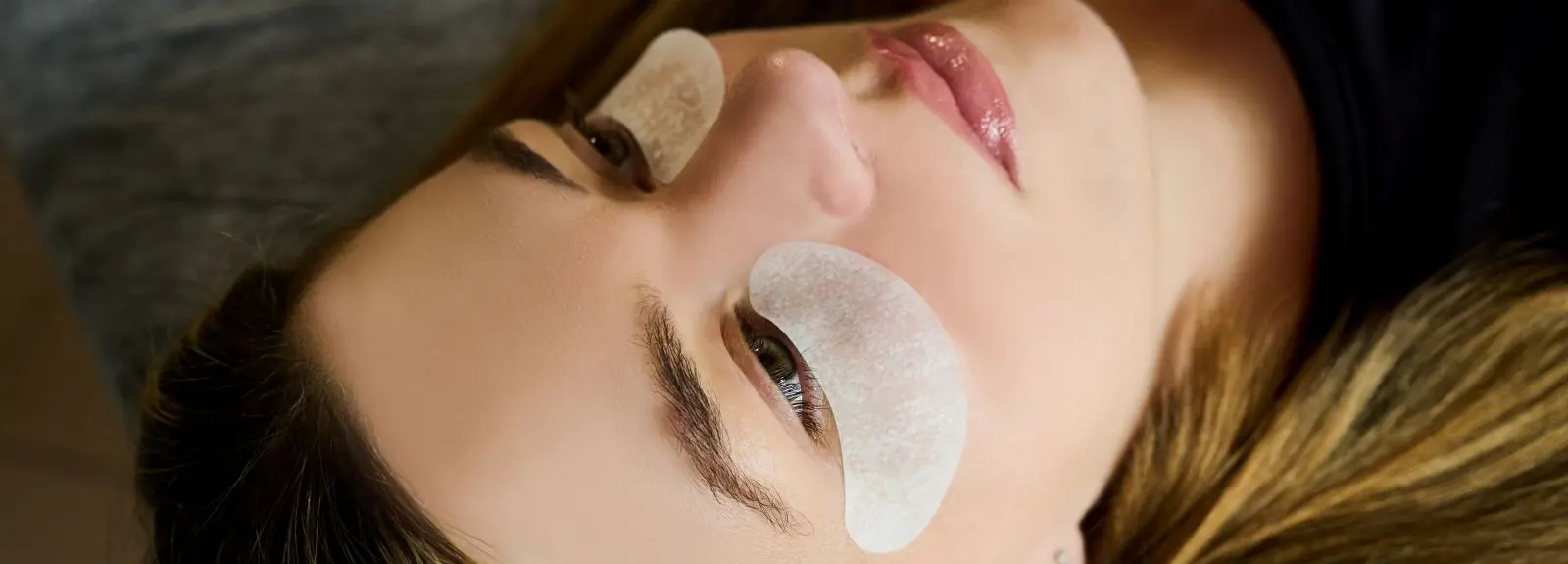 Wimpern-Mapping bei Asymmetrie – wie passt man das Styling an ungleich aufgebaute Augen an?