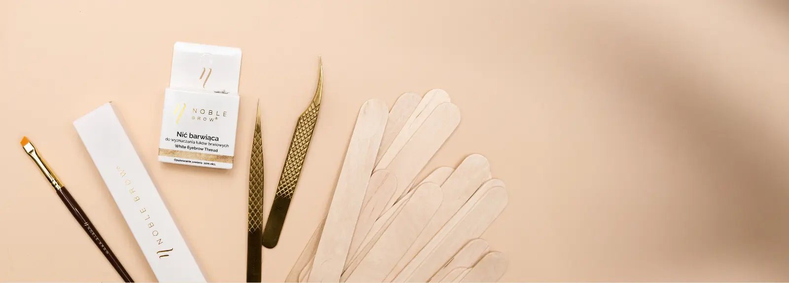 Wachs, Faden, Pinzette – alles über das Formen der Augenbrauen