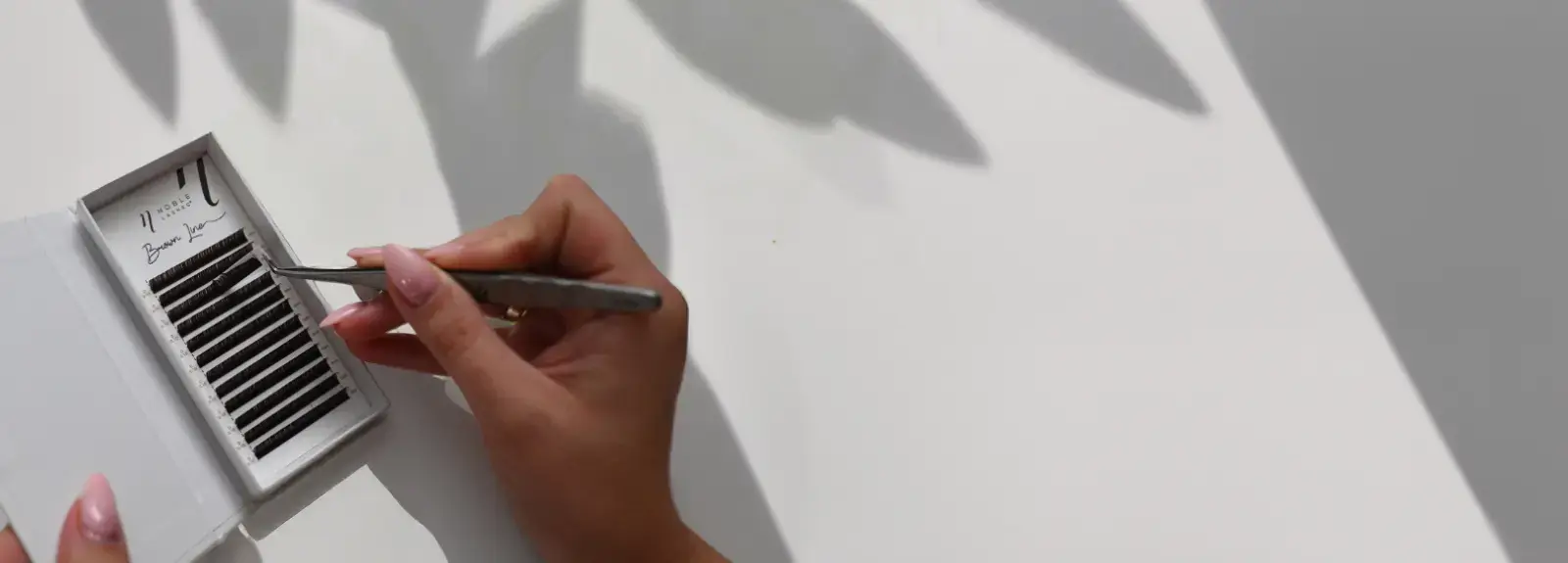 Schnelleres Ausfallen von Wimpernverlängerungen im Frühling? Erfahren Sie, wie die Tagundnachtgleiche die Haltbarkeit beeinflusst