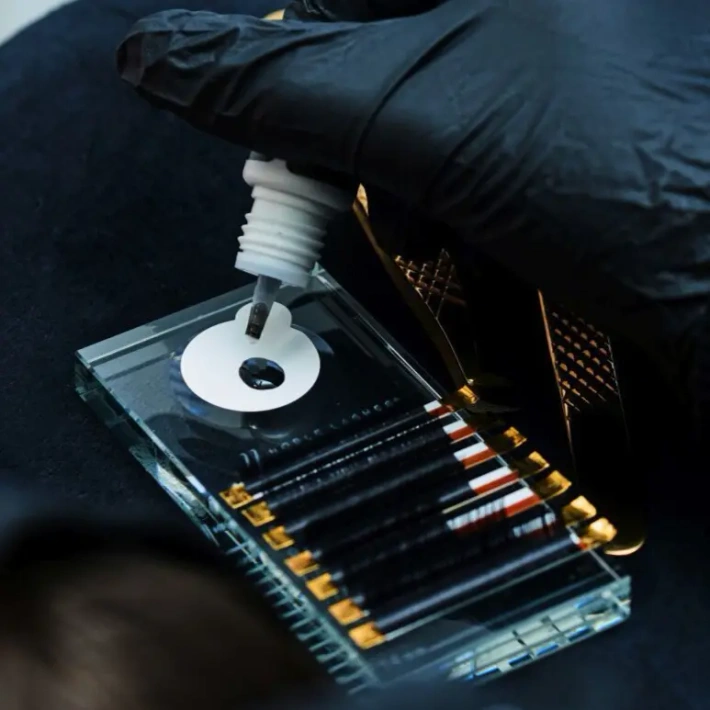 Kristalluntersatz mit markierten Wimpernlängen