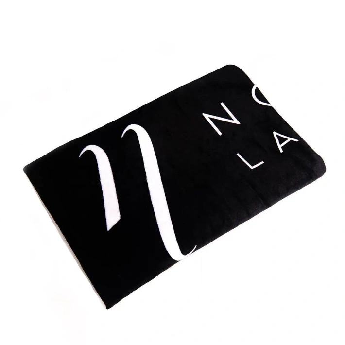 Decke mit Logo von Noble Lashes